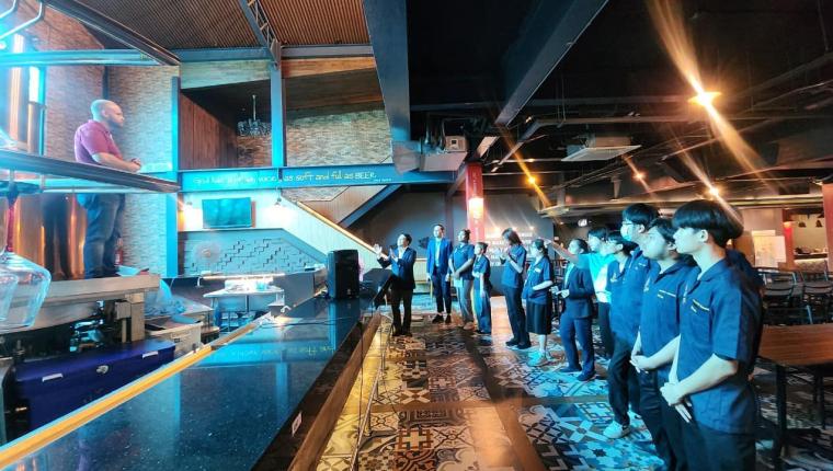 นักศึกษาหลักสูตรนวัตกรรมเทคโนโลยีชีวภาพ ศึกษาดูงานกระบวนการหมักเบียร์ ณ โรงเบียร์เยอรมันตะวันแดง แจ้งวัฒนะ